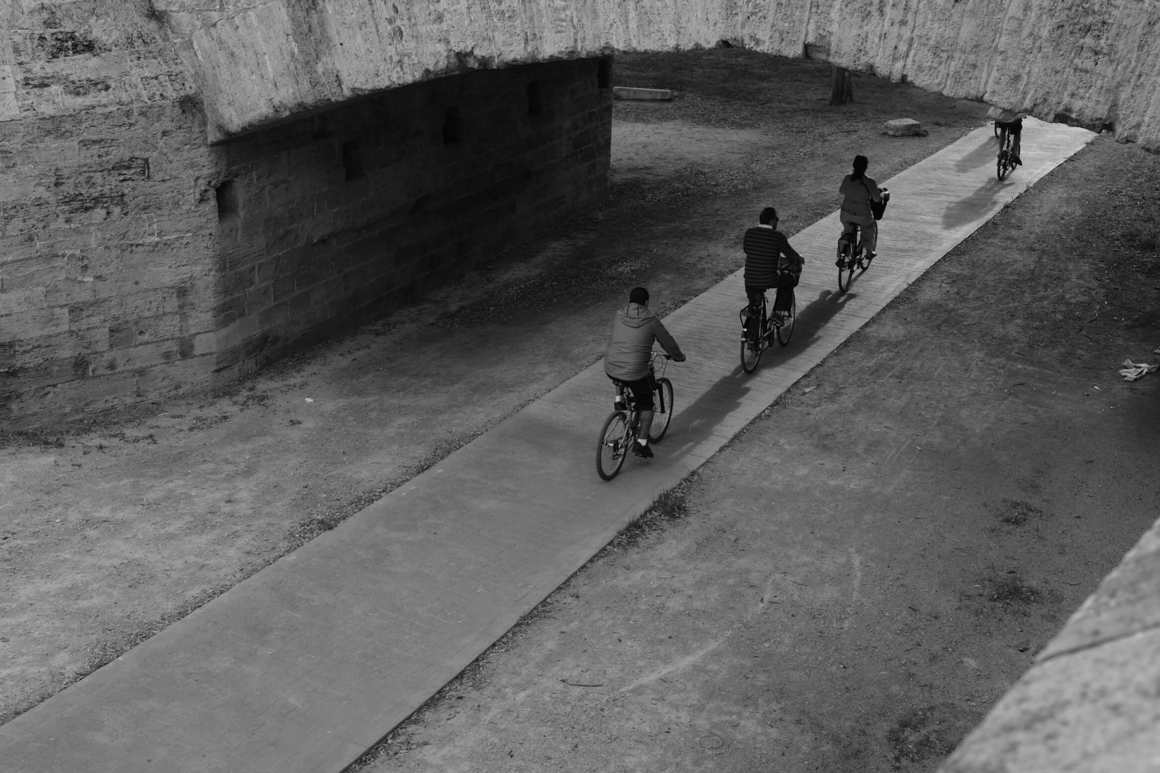 Велосипедисти під мостом, Валенсія 2021